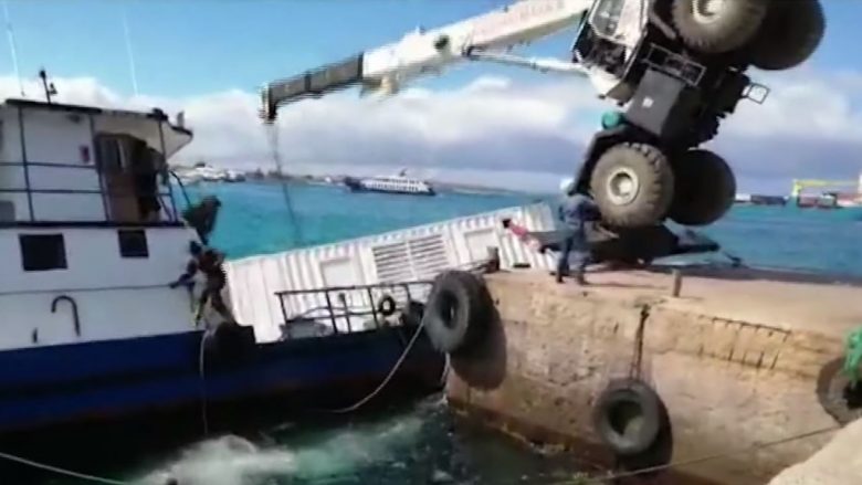 Filmohet momenti kur vinçi që transportonte naftë përfundon mbi anije dhe fundosen për pak sekonda – derdhen në det 2,270 litra derivate