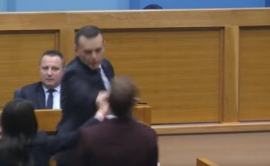 Ministri i Brendshëm i Republika Srpska, e godet shuplakë deputetin opozitar