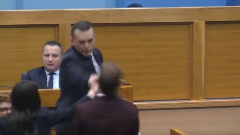 Ministri i Brendshëm i Republika Srpska, e godet shuplakë deputetin opozitar