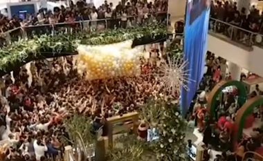Klientët vrapojnë për t’i kapur balonat që kishin brenda zarfe për blerje pa pagesë – lëndohen 12 persona brenda qendrës tregtare në Australi