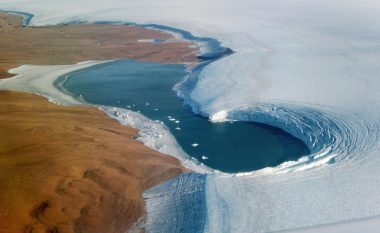 Pesë milionë litra ujë “humbin”për pesë orë, në Grenlandë “zhduket” i tërë liqeni – shkak ndryshimet klimatike