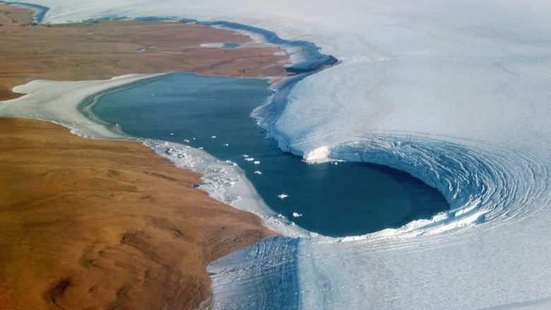 Pesë milionë litra ujë “humbin”për pesë orë, në Grenlandë “zhduket” i tërë liqeni – shkak ndryshimet klimatike