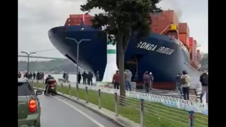 Dramë në Stamboll, mbyllet Bosfori – anija transportuese përplaset në breg