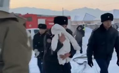 Momenti kur nxirret gjallë foshnja nga rrënojat e aeroplanit të rrëzuar në Kazakistan, ku humbën jetën 12 persona