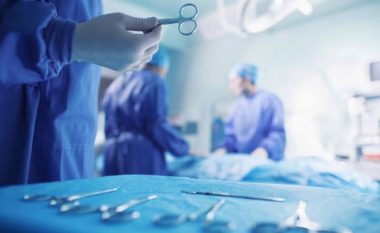 Pacientja me kancer merr flakë gjatë operacionit në një spital në Rumani
