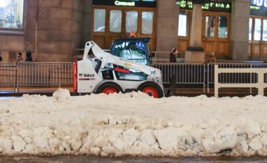 Autoritet ruse përdorin borën artificiale për të dekoruar Moskën për Vitin e Ri, dhjetori i sivjetmë po konsiderohet më i nxehti që nga viti 1886