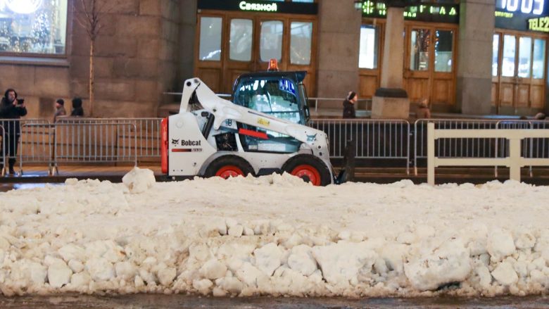 Autoritet ruse përdorin borën artificiale për të dekoruar Moskën për Vitin e Ri, dhjetori i sivjetmë po konsiderohet më i nxehti që nga viti 1886