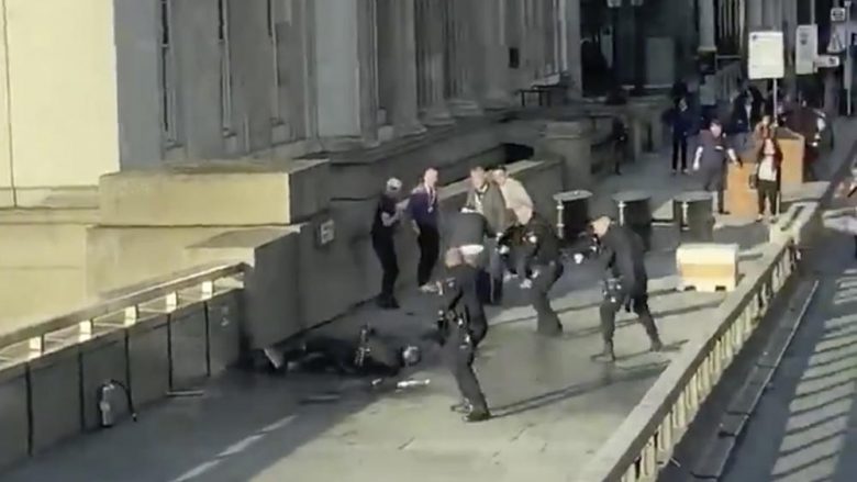 Detaje të sulmit terrorist në Londër, heroi vrapoi për ta ndalur sulmuesin – ai e theri pesë herë me thikë