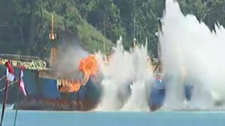 Të lodhur nga peshkimi ilegal që u shkakton miliarda dollarë humbje – Indonezia konfiskon dhe shkatërron qindra anije – i fundosë me shpërthime të kontrolluara