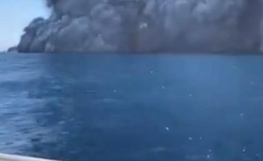 Po lundronin me barkë rreth ishullit kur shpërtheu vullkani në Zelandë të Re, për një “fije” floku turistët i shpëtuan vdekjes