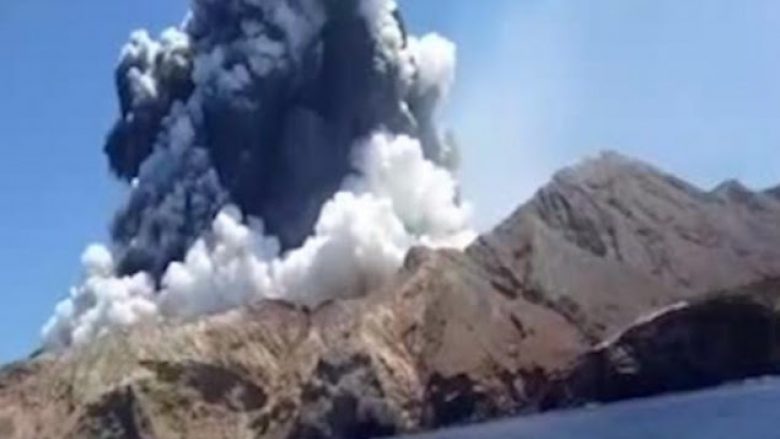 Vullkani në Zelandën e Re ende aktiv, ka drojë se nuk ka të mbijetuar