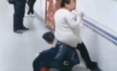 Shtatzënës në korridor të spitalit askush nuk ia lëshoi karrigen, burri i saj u ul në tokë – ajo mbështet mbi shpinën e tij