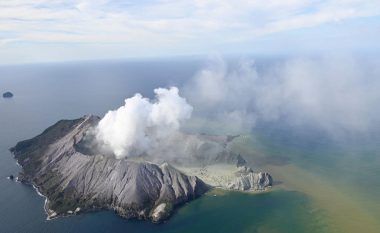 Shpërthimi i vullkanit në Zelandë të Re shembi muret, turistët e pësuan nga temperaturat e larta dhe gazrat toksike