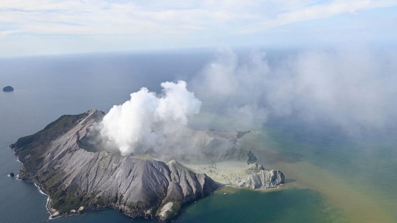 Shpërthimi i vullkanit në Zelandë të Re shembi muret, turistët e pësuan nga temperaturat e larta dhe gazrat toksike