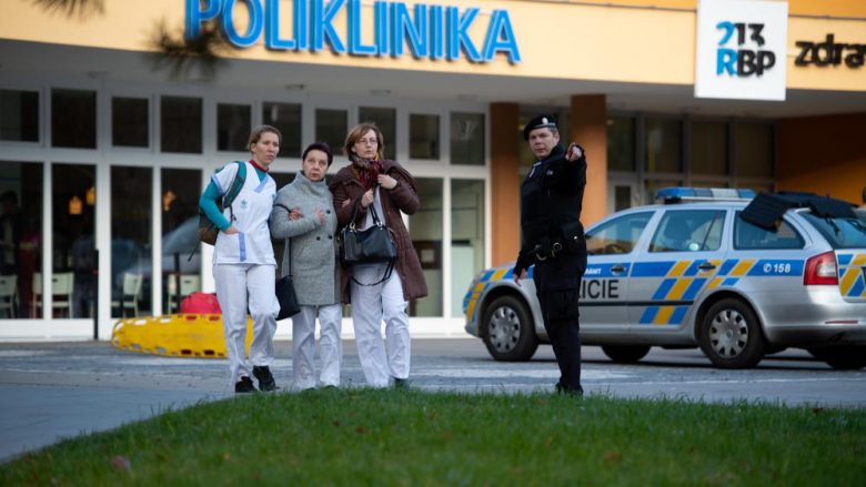 Detaje të masakrës në një spital në Çeki, të shtënat ndodhën në ora 7 në korridor