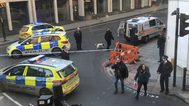 Alarm për bombë pranë kolegjit në Britani