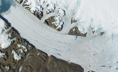Shkrirja alarmante e akullit në Grenlandë, nga viti 1992 niveli i ujit në det është rritur për afro 11 milimetra
