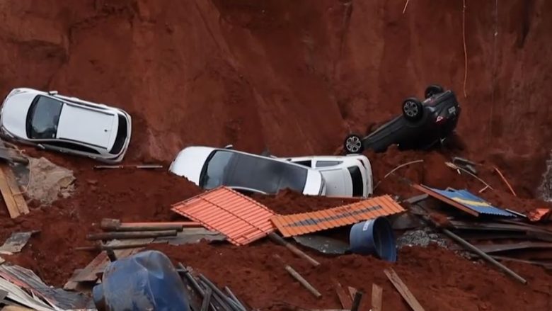 Gropa gjigante në Brasilia “gëlltit” katër vetura, nuk ka të lënduar