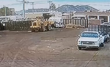Kamerat e sigurisë filmojnë momentin e rrëzimit të aeroplanit në mes të rrugës në Phoenix