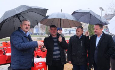 Komuna e Podujevës shpërndau 100 motokultivatorë për fermerë