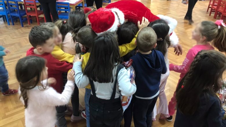 Babadimri i INTEREX shpërndau 25 mijë dhurata për fëmijë në gjithë Kosovën