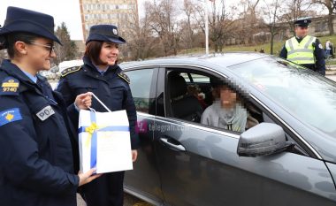 Policia e Kosovës ndalon vozitësit me pasagjerë fëmijë, iu ofron dhurata dhe broshura vetëdijesuese
