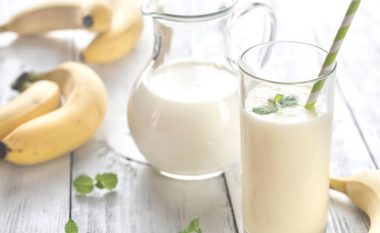 Katër arsye bindëse për të pirë çdo ditë qumësht bananesh