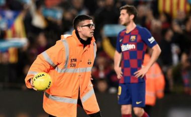 Barcelona dënohet për topat e hedhur në fushë, paralajmërohet me mbyllje të stadiumit