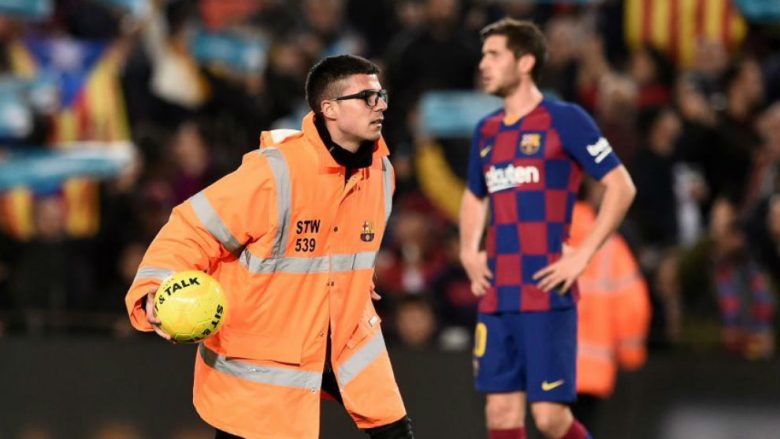 Barcelona dënohet për topat e hedhur në fushë, paralajmërohet me mbyllje të stadiumit