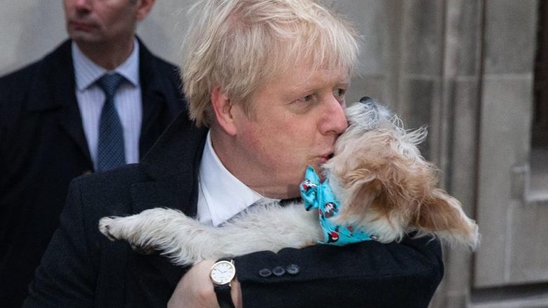 Boris Johnson shkon për të votuar, merr me vete edhe qenin