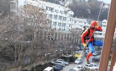 Shkup, superheronjtë vizitojnë fëmijët në spital
