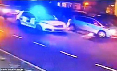 Këmbësorja goditet nga vetura e policisë angleze që po lëvizte me shpejtësi të madhe – kamerat e sigurisë filmojnë gjithçka