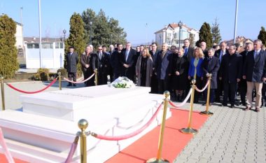 Nesër homazhe te varri i ish-presidentit Rugova