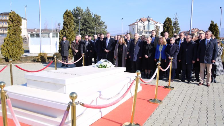 Nesër homazhe te varri i ish-presidentit Rugova