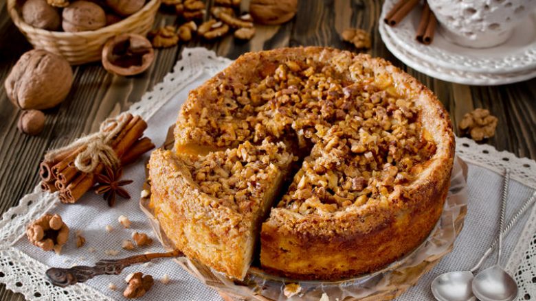 Ëmbëlsirë e shpejtë nga mollët dhe arrat: Desert perfekt i gatshëm për gjysmë ore!