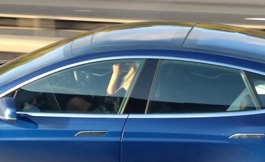 Gruaja filmohet ‘duke bërë makijazh dhe përdorur celularin’ – derisa voziste me shpejtësi veturën e saj prej 100 mijë dollarëve në autostradë