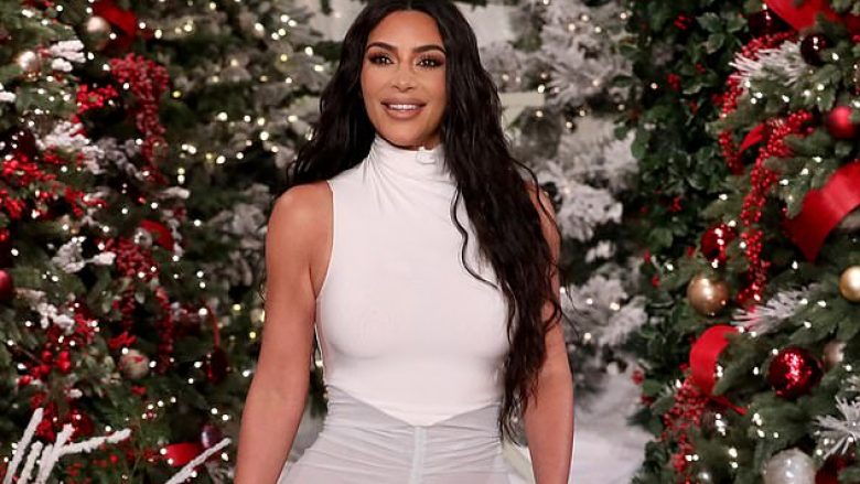 Kim Kardashian e pranon që vajza e saj, North është vendosur me ‘photoshop’ në kartën familjare të Krishtlindjeve