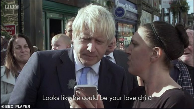 “Djali im duket si ju, ai mund të jetë fëmija juaj i dashurisë!”: Boris Johnson mbetet i humbur nga fjalët e një gruaje, teksa i tregon një foto në telefonin e saj