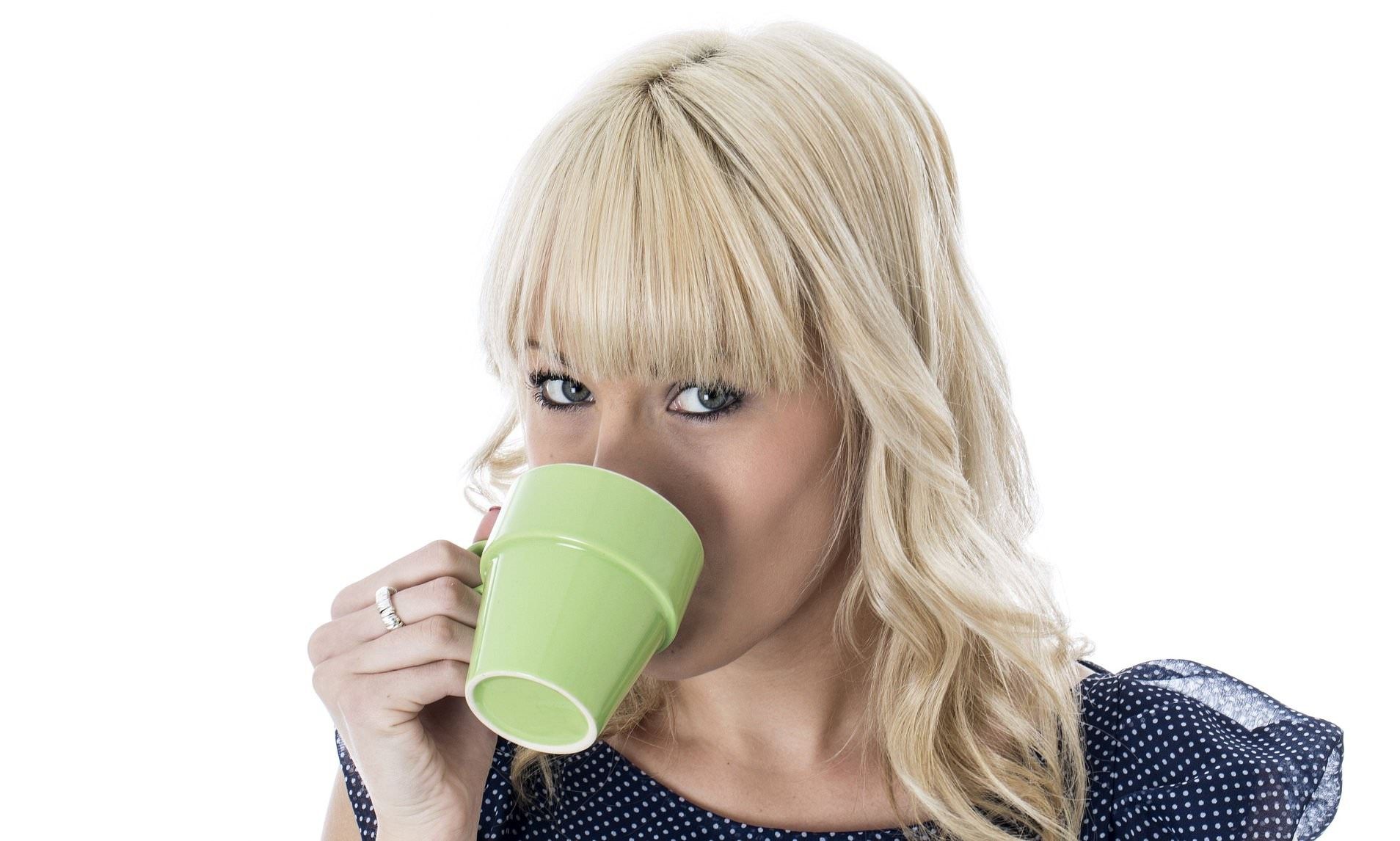 Mos pini lëngje të tharta në mëngjes