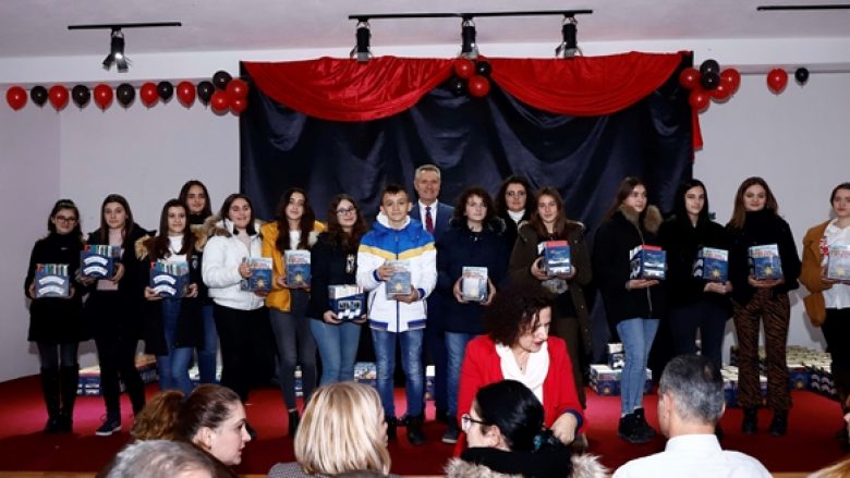 Hoti shpërblen me sete librash 342 nxënës në Pejë