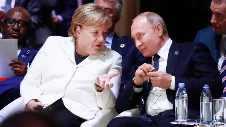 Merkel do të takohet me Putinin midis tensioneve në rritje pas vrasjes së një aktivisti gjeorgjian