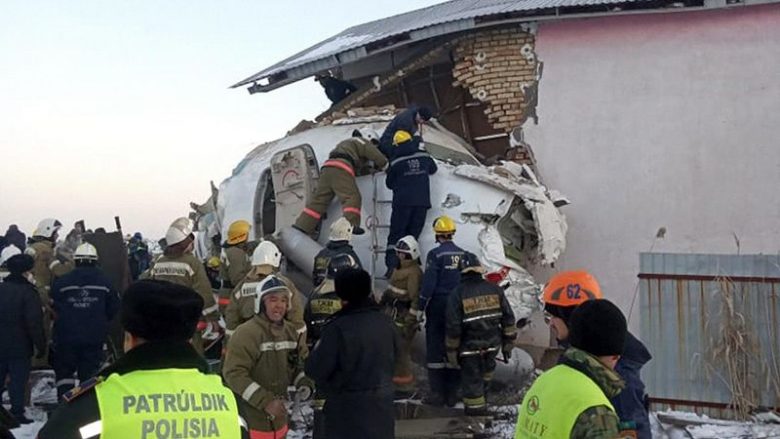 Të paktën 15 persona mbesin të vdekur kur aeroplani përplaset me ndërtesën dykatëshe në Kazakistan
