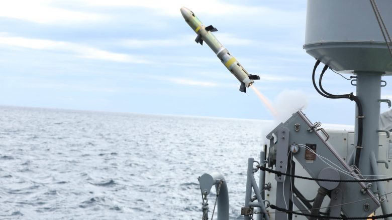 Marina amerikane demonstron se si do t’a mposhtë anijen më të shpejtë sulmuese të Iranit