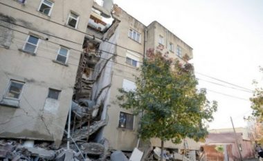 Durrës, kapet në flagrancë 42-vjeçari duke vjedhur në banesën e braktisur nga tërmeti