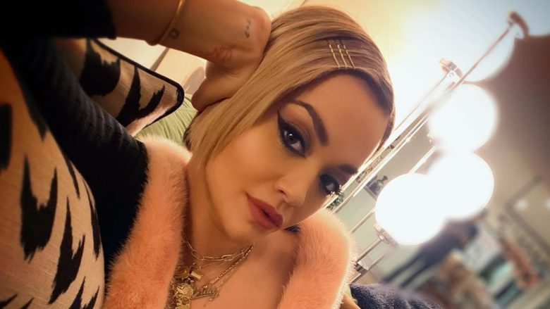 Rita Ora vazhdon të marrë vëmendje me stilin e ri të flokëve