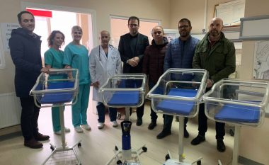 AMC dhe Cycle Kosovo dhurojnë shtretër për foshnje në Klinikën e Neonatologjisë në Mitrovicë
