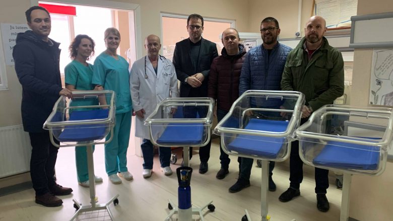 AMC dhe Cycle Kosovo dhurojnë shtretër për foshnje në Klinikën e Neonatologjisë në Mitrovicë