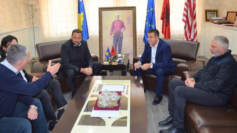 Bahtiri takohet me biznesmenë nga Turqia për investime milionëshe në Mitrovicë