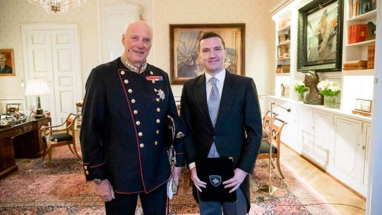 Kosova hap ambasadën e saj në Norvegji, ambasadori Emra dorëzoi kredencialet te mbreti norvegjez