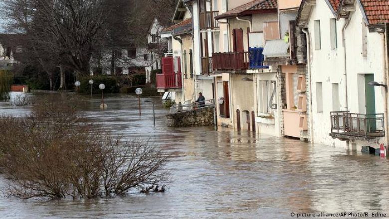 Në Francë një i vdekur dhe një i zhdukur – erërat dhe përmbytjet lënë mijëra shtëpi pa energji